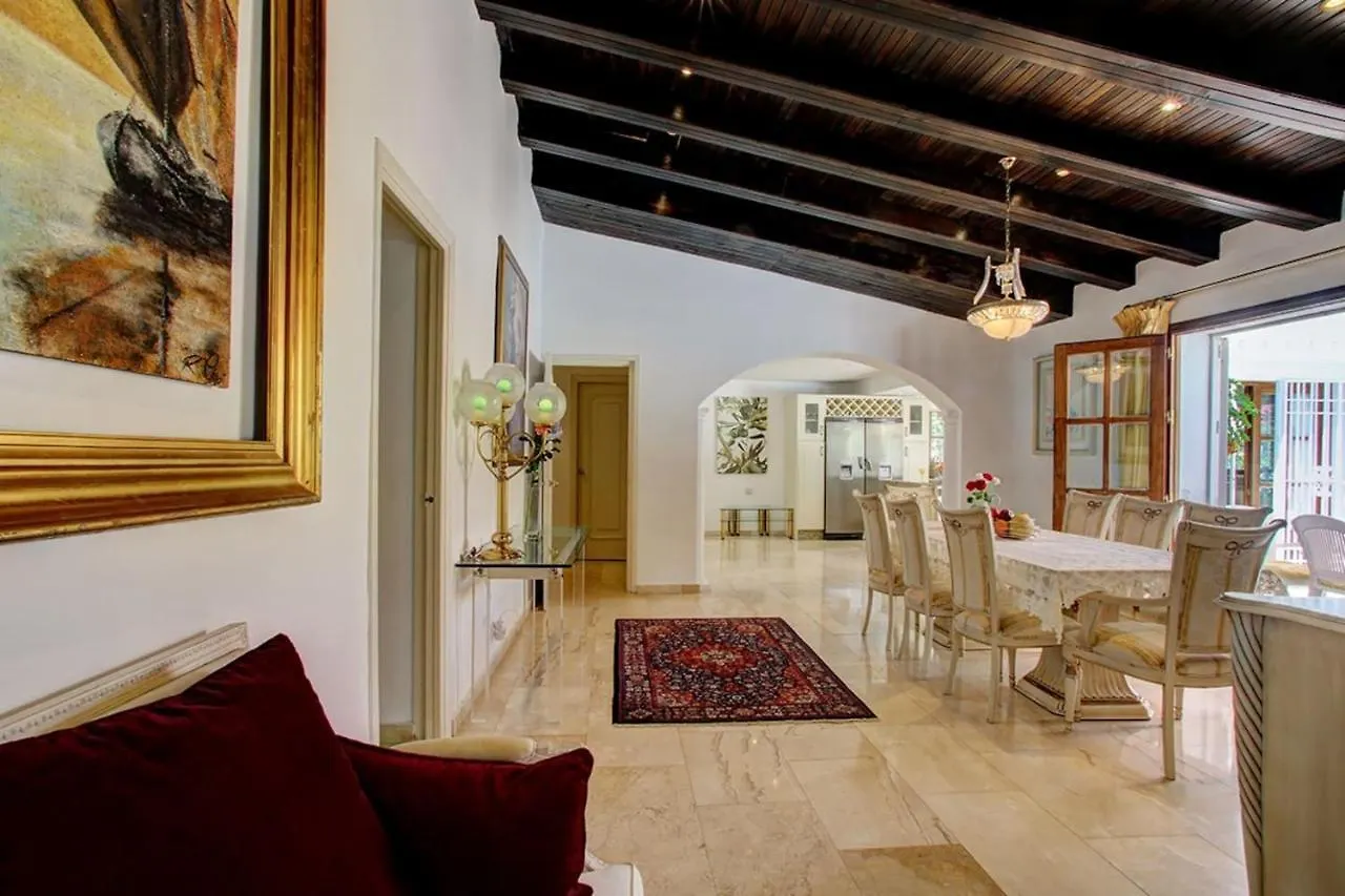 Exclusive Villa Las Palmeras Puerto Banus With Heated Private Swimming Pool, Marbella, Spain Španělsko